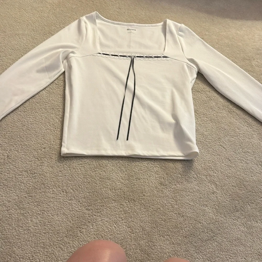 Elegant White Long Sleeve Top with Black Trim - Picture 4 of 6
